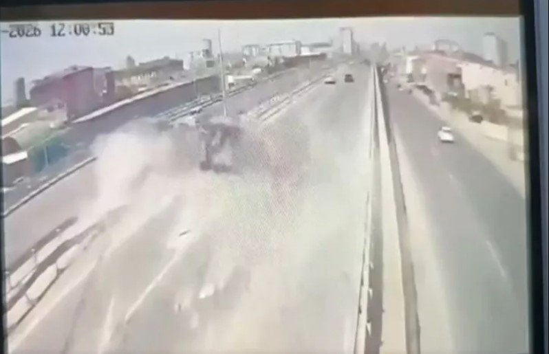 Masazırda TIR taksi maşınını belə əzib - DƏHŞƏTLİ GÖRÜNTÜLƏR