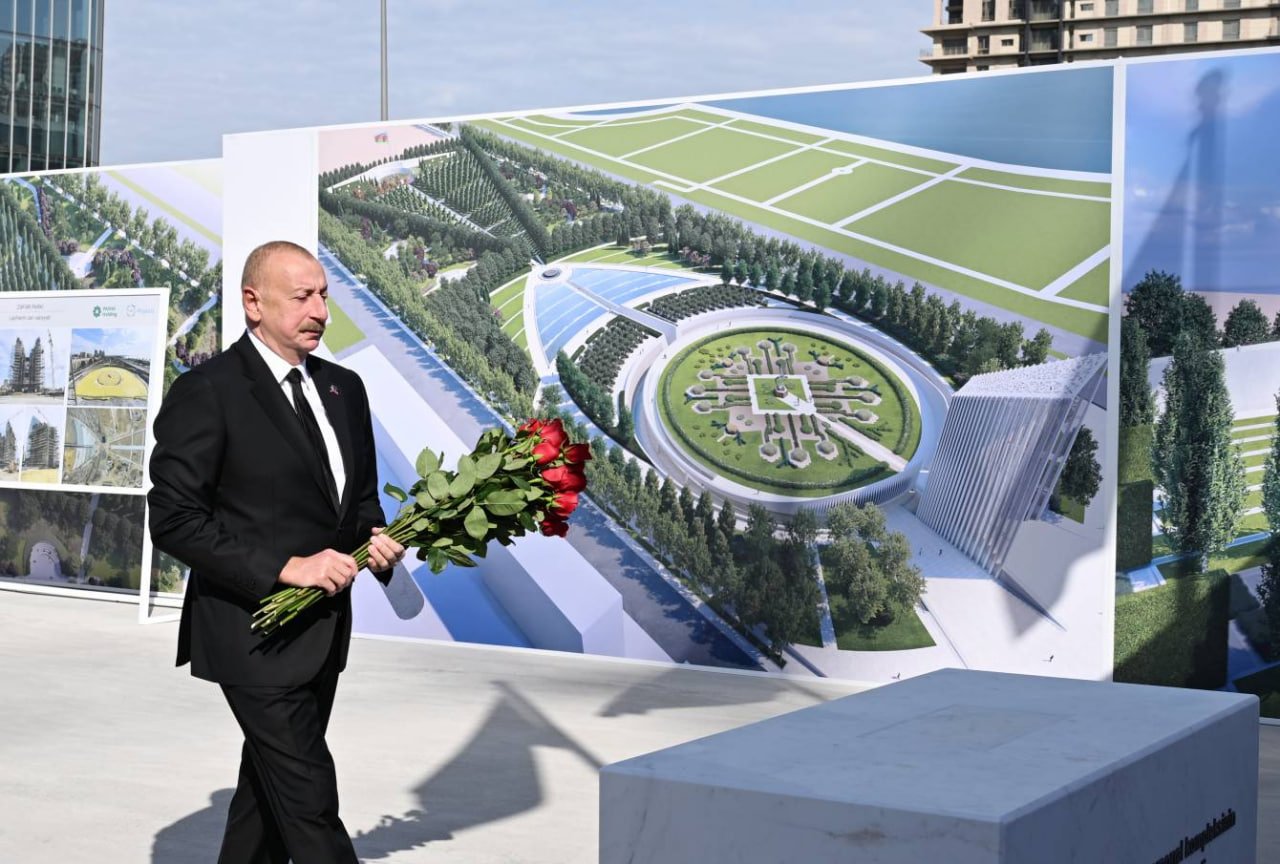 İlham Əliyev Bakıdakı Zəfər parkında şəhidlərin xatirəsini ehtiramla yad etdi