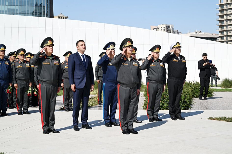 Müdafiə Nazirliyinin rəhbərliyi Şəhidlər xiyabanlarını və Zəfər parkını ziyarət etdi