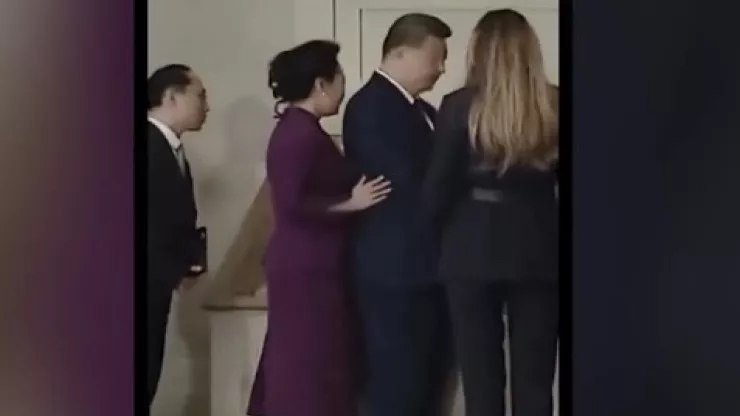 Həyat yoldaşı Çin prezidentini Trampın arvadına qısqandı - VİDEO