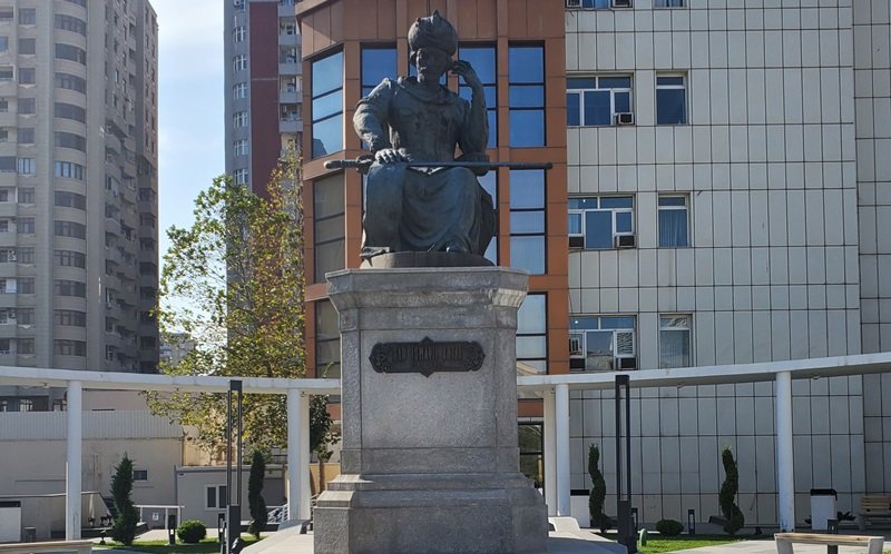 Sabiq icra başçısından Xətainin abidəsindəki yazı ilə bağlı AÇIQLAMA - FOTOLAR