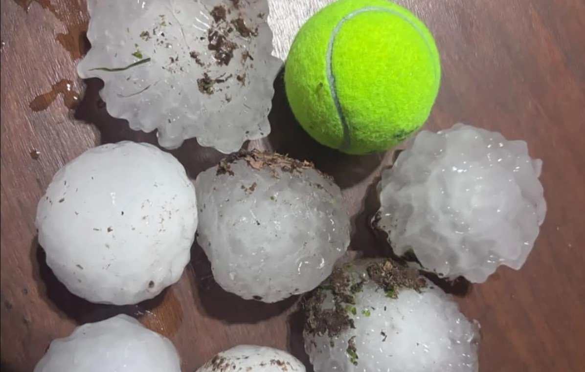 Tennis topu boyda dolu yağdı, təhlükə elan edildi - Foto/Video