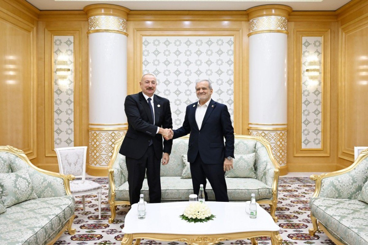 Prezident İlham Əliyev Məsud Pezeşkianla görüşüb