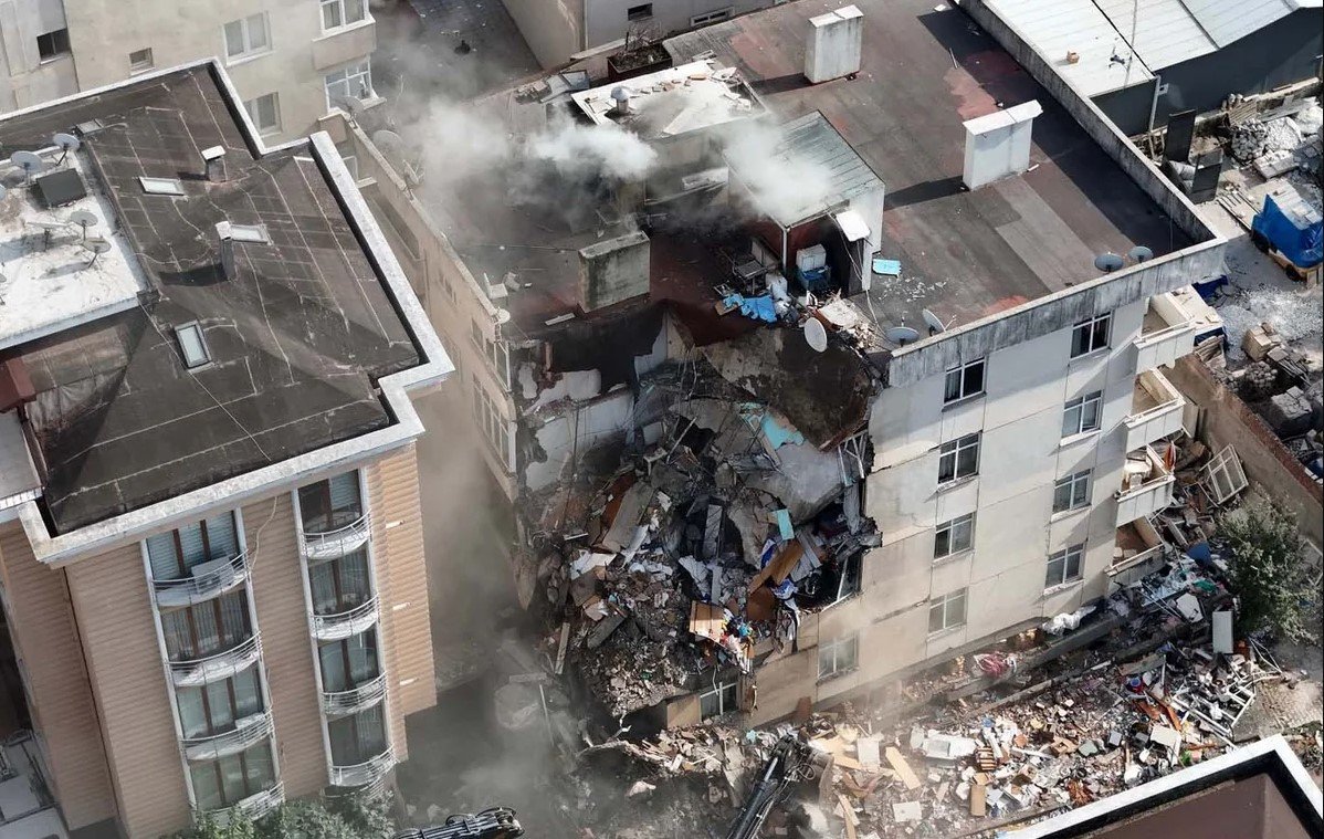 İstanbulda çökmüş bina ilə bağlı maraqlı fakt: Sütununda aşkarlanan balıqqulağı diqqət çəkdi - Foto