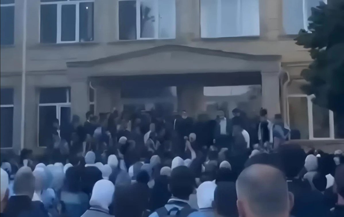 Nardaranda məktəb qarşısında təxribat: Təhsil yox, İran təbliğatı - VİDEO