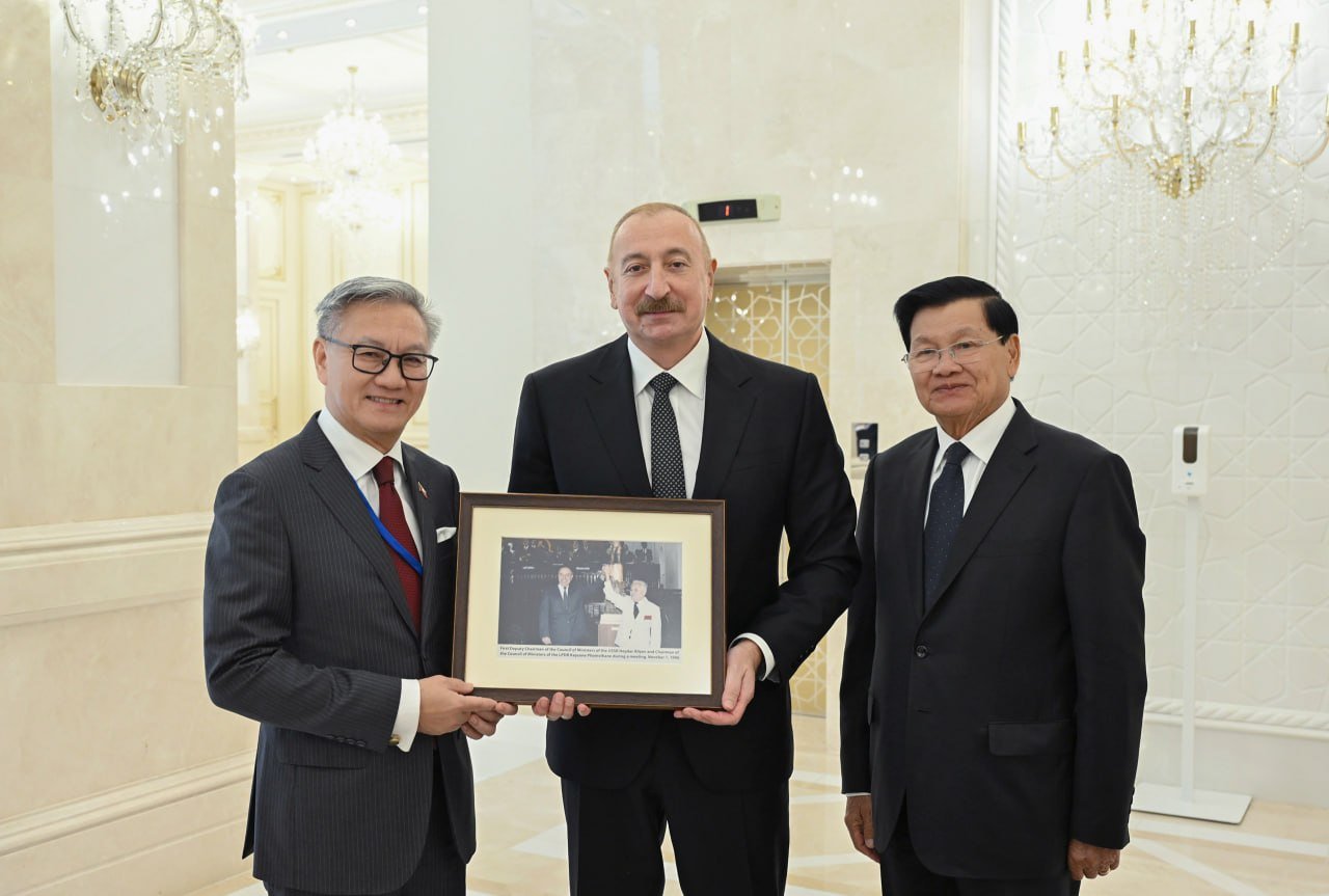İlham Əliyev Laos Prezidentinə 40 il əvvələ aid tarixi fotonu göstərdi - FOTO