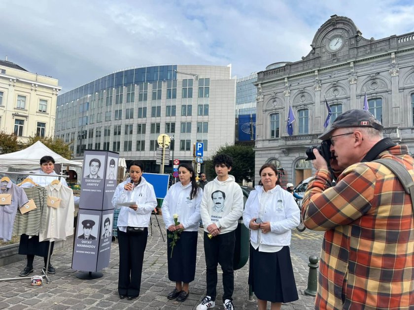 Azərbaycanlı ailələri Avropa Parlamenti qarşısında etiraz aksiyası keçirdi - FOTO