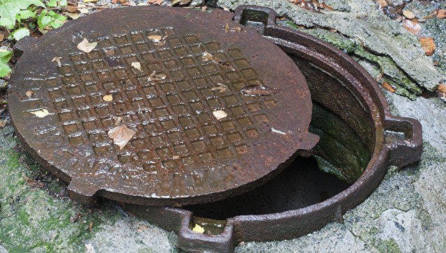 Bakıda məmurun xanımı lyuka düşüb xəsarət aldı