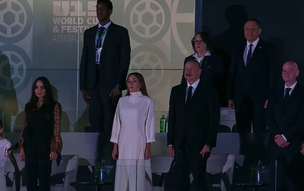 Prezident ailəsi ilə FIFA U-15 dünya çempionatının açılış mərasimini izləyib - YENİLƏNİB