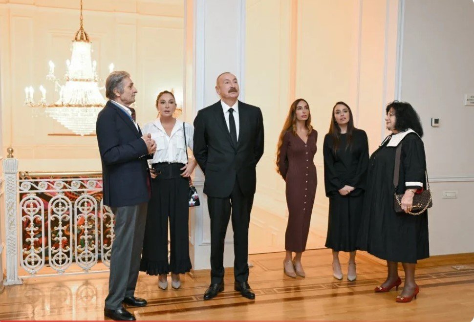İlham Əliyev və ailə üzvləri “Mənim Abşeronum: Üstə gəl” adlı retrospektiv sərgi ilə tanış oldular - FOTO