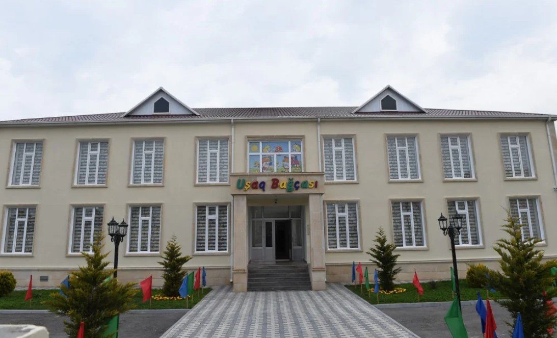 Qazi uşaq bağçasının qapı və pəncərələrini sındırdı – Səbəb