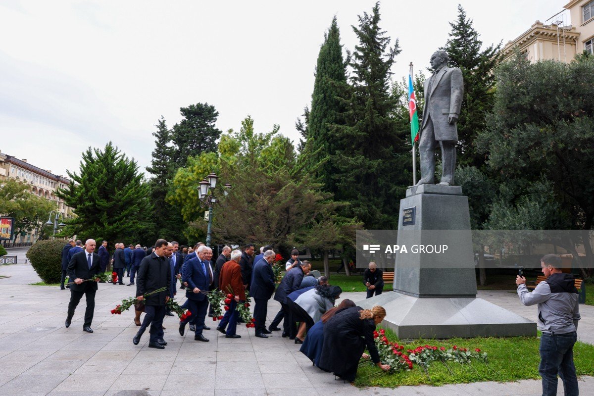 Bakıda millət vəkilləri Atatürkün heykəlini ziyarət etdilər - FOTOLAR